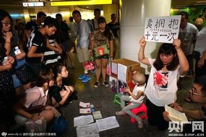 [월드리포트] "단돈 1800원에 저를 품으세요" 거리로 나선 젊은 엄마