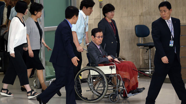 메인이미지  4 : 롯데그룹 신격호 총괄회장이 28일 오후 서울 김포국제공항을 통해 귀국하고 있다. 롯데그룹 2세 후계구도에서 밀려난 신동주 전 일본롯데 부회장이 창업주이자 아버지인 신 총괄회장을 앞세워 '쿠데타'를 시도했으나 뜻을 이루지 못한 것으로 알려졌다. 이번 사태로 신 총괄회장은 한국과 일본 롯데그룹 경영일선에서 사실상 퇴진하게 됐고, 롯데그룹은 신 총괄회장의 차남 신동빈 회장의 2세 경영체제로 전환했다. (서울=연합)