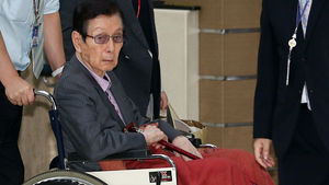 [슬라이드 포토] 휠체어에 올라 귀국하는 신격호 회장