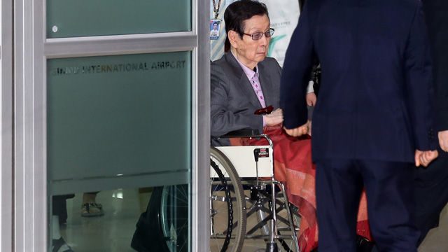 메인이미지  1 : 롯데그룹 신격호 총괄회장이 28일 오후 서울 김포국제공항을 통해 귀국하고 있다. 롯데그룹 2세 후계구도에서 밀려난 신동주 전 일본롯데 부회장이 창업주이자 아버지인 신 총괄회장을 앞세워 '쿠데타'를 시도했으나 뜻을 이루지 못한 것으로 알려졌다. 이번 사태로 신 총괄회장은 한국과 일본 롯데그룹 경영일선에서 사실상 퇴진하게 됐고, 롯데그룹은 신 총괄회장의 차남 신동빈 회장의 2세 경영체제로 전환했다. (서울=연합)