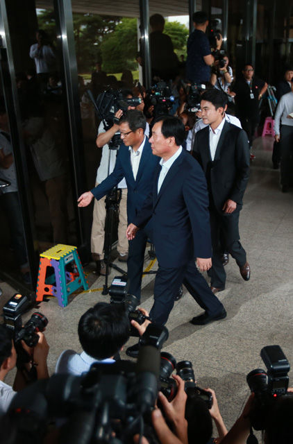 메인이미지  3 : 분양대행업자에게서 금품을 받은 혐의를 받는 새정치민주연합 박기춘 의원이 29일 오전 피의자 신분으로 조사받기 위해 서초구 서울중앙지검으로 들어서고 있다. (서울=연합뉴스)