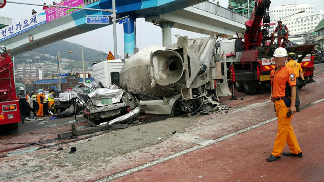 메인이미지  3 : 29일 오전 8시 14분께 부산 서구 암남동 송도교차로 내리막길에서 레미콘 트럭이 전복돼 미끄러지면서 신호 대기 중이던 차량 6대를 잇따라 들이받아 119 대원들이 구조에 나서고 있다. (부산=연합뉴스)