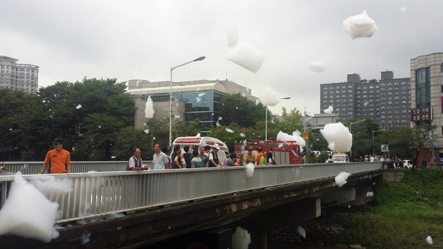 메인이미지  3 : 29일 경기도 하남시 덕풍2교 방류구 일대에서 구름 형태의 물체가 하천 위를 떠다녀 시와 소방당국이 출동하는 소동이 빚어졌다. 이날 오후 12시 30분께 천현동 소재 한 세제 소분업체 직원이 소분(小分)작업을 하던 중 실수로 세제 원액을 사업장 바닥에 흘려 이를 청소하는 과정에서 세제가 관로를 통해 하천으로 방류된 것으로 확인됐다.