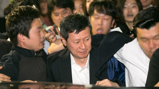 메인이미지  4 : 롯데그룹의 후계를 놓고 일본에서 '왕자의 난'을 벌인 신동주 전 일본 롯데홀딩스 부회장(가운데)이 29일 오후 김포공항 국제선 입국장을 통해 들어선 후 차에 오르고 있다. (서울=연합뉴스)