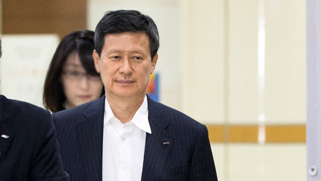 메인이미지  1 : 롯데그룹의 후계를 놓고 일본에서 '왕자의 난'을 벌인 신동주 전 일본 롯데홀딩스 부회장(가운데)이 29일 오후 김포공항 국제선 입국장을 통해 들어서고 있다. (서울=연합뉴스)
