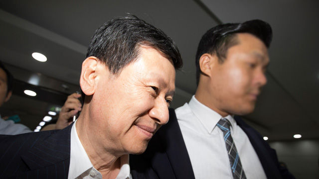 메인이미지  2 : 롯데그룹의 후계를 놓고 일본에서 '왕자의 난'을 벌인 신동주 전 일본 롯데홀딩스 부회장(가운데)이 29일 오후 김포공항 국제선 입국장을 통해 귀국하고 있다. (서울=연합뉴스)