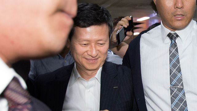 메인이미지  3 : 롯데그룹의 후계를 놓고 일본에서 '왕자의 난'을 벌인 신동주 전 일본 롯데홀딩스 부회장(가운데)이 29일 오후 김포공항 국제선 입국장을 통해 귀국하고 있다. (서울=연합뉴스)