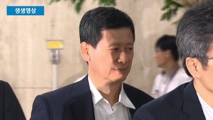[생생영상] 취재진에 둘러싸인 신동주 전 부회장&hellip;귀국 현장 '아수라장'