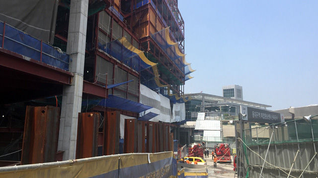 메인이미지  2 : 31일 오전 콘크리트 타설 작업 중에 바닥이 무너져 근로자들이 다친 대구시 동구 신암동 동대구역 복합환승센터 공사장. (대구=연합뉴스)