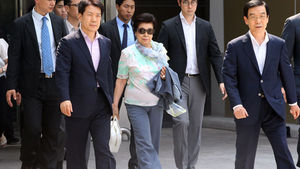 제사 지내러 왔다던 신동빈 모친, 두문불출하다 출국