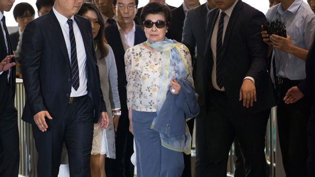 메인이미지  2 : 신동빈 롯데그룹 회장의 모친인 시게미쓰 하쓰코씨가 1일 오후 서울 강서구 김포공항을 통해 출국하고 있다. (서울=연합)
