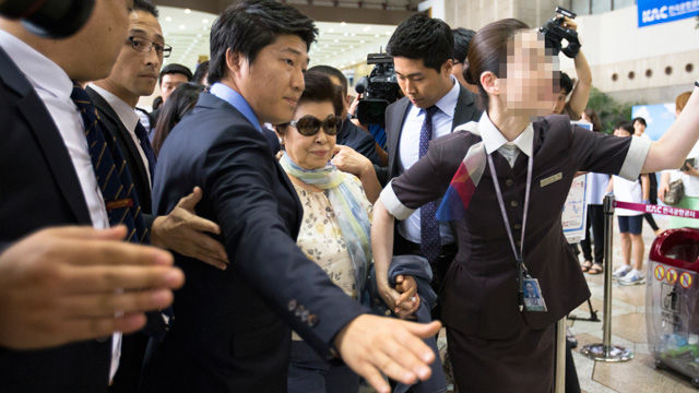 메인이미지  4 : 신동빈 롯데그룹 회장의 모친인 시게미쓰 하쓰코씨가 1일 오후 서울 강서구 김포공항을 통해 출국하고 있다. (서울=연합)