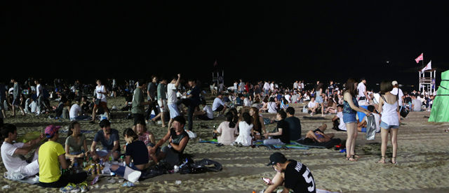 메인이미지  5 : 연일 폭염과 열대야가 계속되는 가운데 2일 오전 강원 강릉시 경포해수욕장 백사장에는 더위를 피해 나온 젊은이들이 술을 마시고 이야기를 나누며 한여름밤의 낭만을 만끽하고 있다.