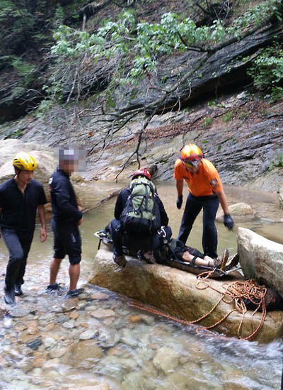 메인이미지  2 : 2일 오후 3시 5분께 강원 양양군 서면 오색리 설악산 용소폭포 인근에서 60t 규모의 낙석이 발생해 신고를 받고 출동한 119구조대원이 구조작업을 하고 있다. 이 사고로 이모(69)씨가 나무에 깔려 숨졌고, A(72)씨와 B(53&middot;여)씨가 6ｍ 아래로 추락해 다쳤다. (양양=연합)