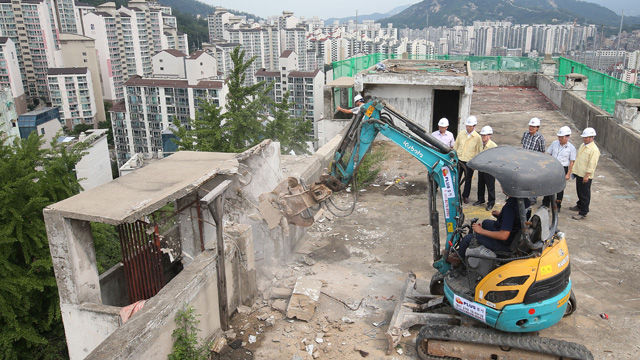 메인이미지  4 : 1971년 6월 준공된 서울 서대문구 냉천동 금화시범아파트가 44년 만에 역사 속으로 사라진다. 안전진단 최하위인 '재난위험시설 E등급'으로 지정된 지 8년 만이다. 3일 오전 금화시범아파트 철거공사 현장에서 작업자들이 철거를 하고 있다. (서울=연합뉴스)