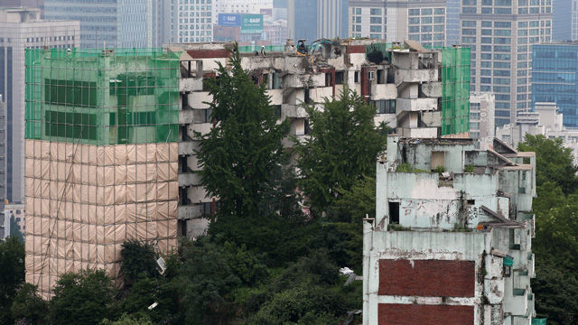 메인이미지  2 : 1971년 6월 준공된 서울 서대문구 냉천동 금화시범아파트가 44년 만에 역사 속으로 사라진다. 안전진단 최하위인 '재난위험시설 E등급'으로 지정된 지 8년 만이다. 3일 오전 금화시범아파트 철거공사 현장에서 작업자들이 철거를 하고 있다. (서울=연합뉴스)