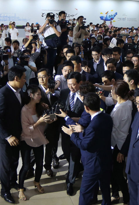 메인이미지  3 : 신동빈 롯데그룹 회장이 3일 오후 김포공항을 통해 귀국해 취재진의 질문을 받으며 공항을 나가고 있다. 