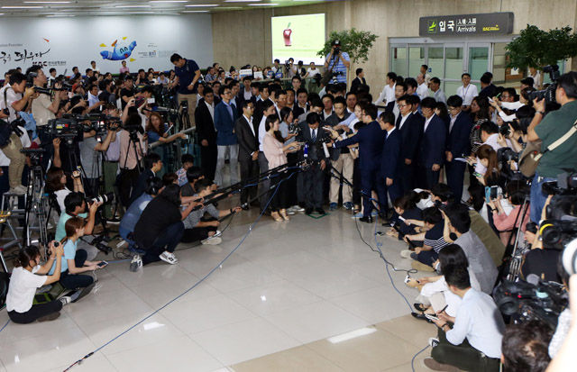 메인이미지  1 : 신동빈 롯데그룹 회장이 3일 오후 김포공항을 통해 귀국, 사과 입장을 밝히기에 앞서 머리를 깊이 숙이고 있다.