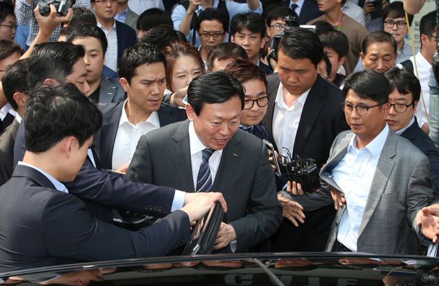 메인이미지  2 : 신동빈 롯데그룹 회장이 3일 서울 강서구 김포국제공항을 통해 귀국한 뒤 차량에 타고 있다.