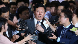 신동빈, 대국민 사과에 한국어 인터뷰&hellip;본격 방어 나서