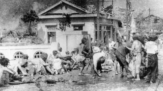 메인이미지  4 : 1945년 8월6일 일본 히로시마(廣島)에 사상 최초로 원자폭탄이 투하된 후 생존자들이 응급처치를 받기 위해 기다리고 있는 모습. (히로시마 AP=연합)