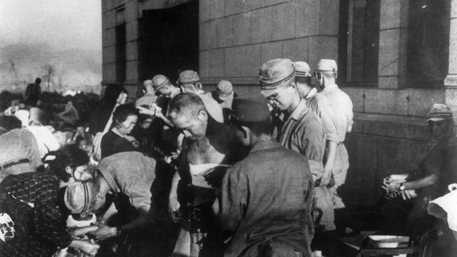 메인이미지  5 : 1945년 8월 6일 일본 히로시마에 사상 최초로 원자폭탄이 투하된 직후 생존자들이 군 위생병들로부터 응급처치를 받고 있다. (AP=연합)