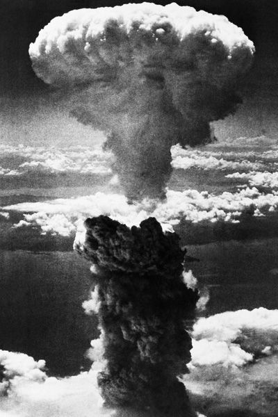 메인이미지  1 : 미국은 1945년 8월 두 개의 원자폭탄을 일본 히로시마와 나가사키에 각각 투하했다. 이는 사상 최초이자 유일하게 핵무기가 전쟁에서 쓰인 사건이었으며, 일본은 그 해 8월 15일 무조건 항복을 선언했다. 사진은 히로시마 원폭 투하 사흘 뒤인 1945년 8월 9일 나가사키에도 원자폭탄이 떨어진 뒤 버섯 구름이 피어오른 모습. (나가사키 AP=연합)
