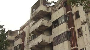 외벽 너덜너덜&hellip;'붕괴 위험 아파트' 철거 지연