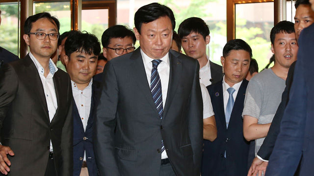 메인이미지  2 : 롯데그룹의 경영권을 둘러 싼 다툼의 끝이 보이지 않고 있는 가운데 신동빈 롯데그룹 회장이 3일 오후 서울 소공동 롯데호텔 신관 로비로 들어서고 있다. 이 호텔 신관 34층에는 신격호 롯데그룹 총괄회장의 집무실이 위치해 있다. (서울=연합)