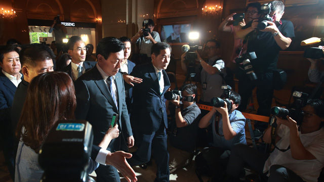 메인이미지  3 : 신동빈 롯데그룹 회장이 3일 귀국 후 서울 소공동 롯데호텔 1층 로비에 도착해 엘리베이터로 향하고 있다. (서울=연합)