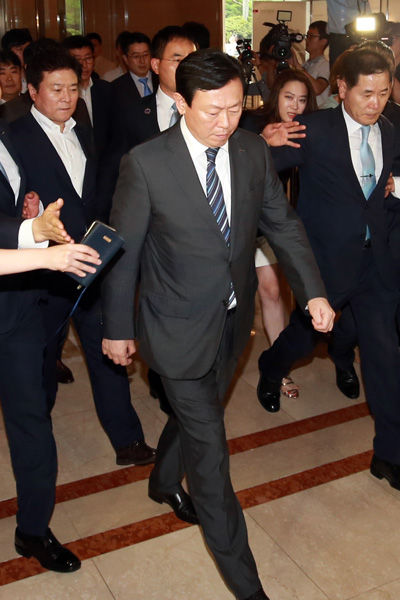 메인이미지  4 : 신동빈 롯데그룹 회장이 3일 귀국 후 서울 소공동 롯데호텔 1층 로비에 도착해 엘리베이터로 향하고 있다. (서울=연합)