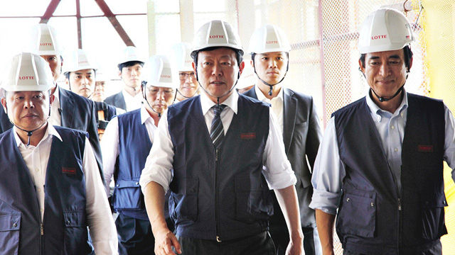 메인이미지  6 : 신동빈 롯데그룹 회장이 3일 오후 서울 송파구 제2롯데월드 공사 현장을 방문해 현장 상황을 점검하고 있다. (롯데그룹 제공)