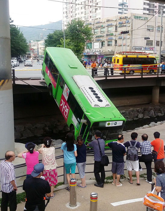 메인이미지  1 : 4일 오후 서울 노원구 상계동 상계역 근처에서 마을버스가 도로를 이탈해 하천으로 떨어졌다. 현재 파악된 부상자 경상으로만 14명이다.
