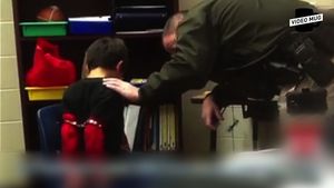 [비디오머그-버티컬] 美 ADHD 아동 등 뒤로 수갑 채우고 "훈육"&hellip;논란