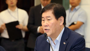 최경환 "롯데 분쟁에 실망, 지배구조&middot;자금흐름 살펴볼 것"