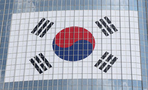 [슬라이드 포토] 이미지 쇄신?&hellip;롯데월드타워에 걸린 거대 태극기