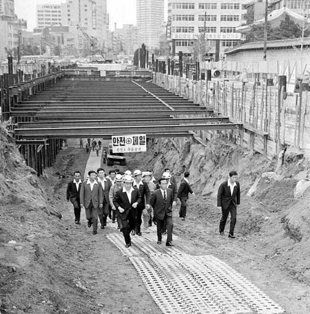 메인이미지  2 : 1971년 박정희 전 대통령이 서울지하철(1호선) 공사현장을 시찰하는 모습. (서울=연합뉴스)