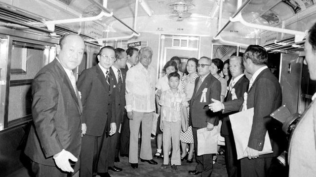 메인이미지  6 : 1974년 서울지하철 1호선 개통식에 참석한 관계자들이 지하철을 둘러보는 모습. (서울=연합뉴스)
