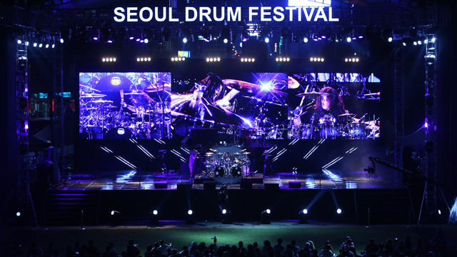 메인이미지  2 : 7일 오후 서울광장에서 열린 제17회 서울드럼페스티벌에서 화려한 공연이 펼쳐지고 있다.
