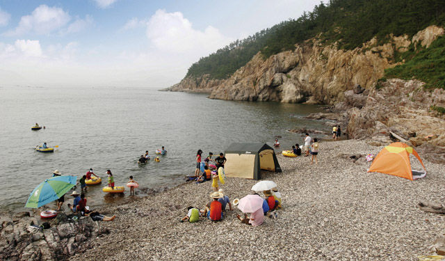 메인이미지  3 : 전북 군산에서 남서쪽으로 50km가량 떨어진 고군산군도의 선유도 몽돌해수욕장.