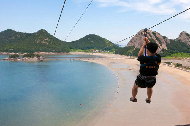 메인이미지  1 : 전북 군산에서 남서쪽으로 50km가량 떨어진 고군산군도의 선유도 내 스카이라인 체험 장면.