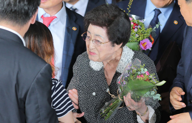 메인이미지  2 : 3박 4일간의 방북 일정을 마친 이희호 여사가 8일 오후 김포공항을 통해 귀국, 환영객들로 부터 꽃다발을 받고 있다.
