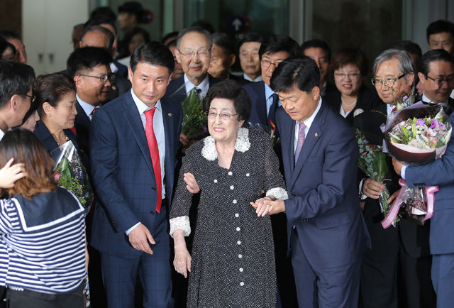메인이미지  3 : 3박 4일간의 방북 일정을 마친 이희호 여사가 8일 오후 김포공항을 통해 귀국하고 있다