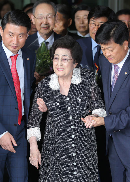 메인이미지  4 : 3박 4일간의 방북 일정을 마친 이희호 여사가 8일 오후 김포공항을 통해 귀국하고 있다.