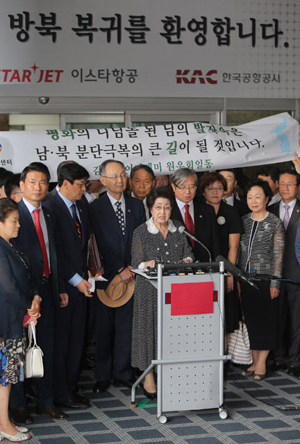 메인이미지  5 : 3박 4일간의 방북 일정을 마친 이희호 여사가 8일 오후 김포공항을 통해 귀국, 차량 탑승에 앞서 인사말을 하고 있다.