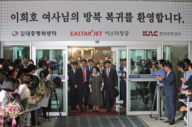 메인이미지  1 : 3박 4일간의 방북 일정을 마친 이희호 여사가 8일 오후 김포공항을 통해 귀국하며 환영객들과 인사를 나누고 있다.