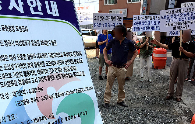 메인이미지  3 : 경남 창원시 마산합포구 오동동 유흥가 상인과 건물주 10여명이 지난 7일 일본군 위안부 추모비 건립추진위원회가 시민성금을 모아 만든 소녀상을 세울 예정인 곳에서 "전통술집거리에 위안부 소녀상 설치를 결사반대한다"며 피켓팅을 하고 있다.