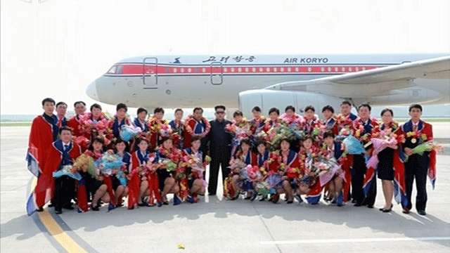 메인이미지  7 : 김정은 북한 국방위원회 제1위원장이 2015 동아시아축구연맹(EAFF) 축구선수권대회(동아시안컵)에서 우승하고 귀국한 북한 여자 축구선수들을 평양 순안국제공항까지 직접 나가 마중했다고 조선중앙TV가 10일 보도했다. 김 제1위원장은 '금의환향'한 여자 축구 선수들의 손을 일일이 잡고 축하했다.