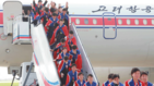 섬네일이미지  1:김정은 북한 국방위원회 제1위원장이 2015 동아시아축구연맹(EAFF) 축구선수권대회(동아시안컵)에서 우승하고 귀국한 북한 여자 축구선수들을 평양 순안국제공항까지 직접 나가 마중했다고 조선중앙TV가 10일 보도했다. 김 제1위원장은 '금의환향'한 여자 축구 선수들의 손을 일일이 잡고 축하했다.