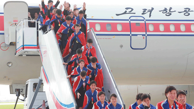 메인이미지  1 : 김정은 북한 국방위원회 제1위원장이 2015 동아시아축구연맹(EAFF) 축구선수권대회(동아시안컵)에서 우승하고 귀국한 북한 여자 축구선수들을 평양 순안국제공항까지 직접 나가 마중했다고 조선중앙TV가 10일 보도했다. 김 제1위원장은 '금의환향'한 여자 축구 선수들의 손을 일일이 잡고 축하했다.